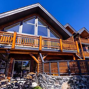 A Bear And Bison Country Inn